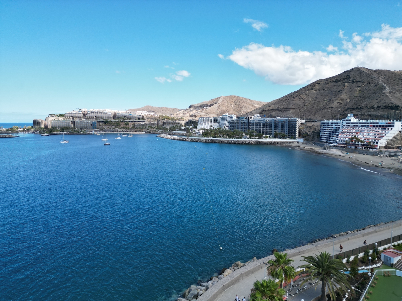 Mogán estrena un carril de natación entre las playas de Anfi y Patalavaca